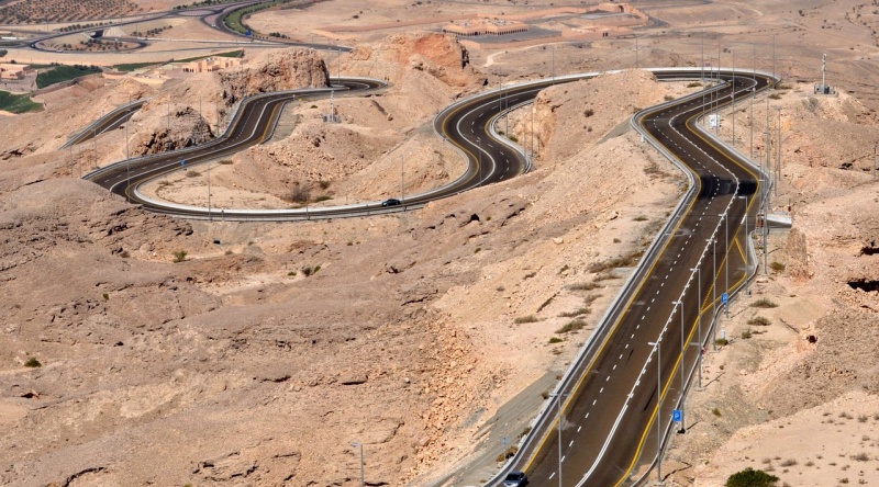 Droga przez pustynię w Zjednoczonych Emiratach Arabskich.