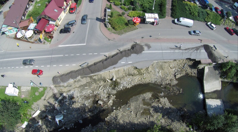 Zniszczone drogi przez powodzie wymagają zwiększonych nakładów remontowych. Fot. ZDW Kraków