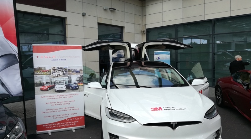 Samochód Tesla w barwach firmy 3M cieszył sie dużym zainteresowaniem uczestników konferencji. Fot. PKD