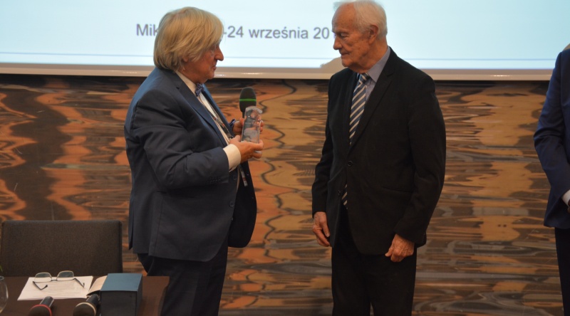 Prof. Suchorzewski ()z prawej) otrzymuje statuetkę 