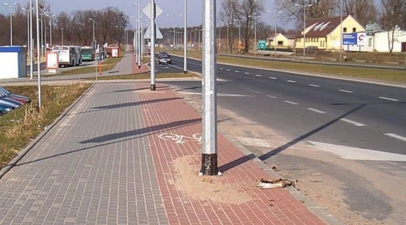 Droga dla rowerów bardzo niewłaściwie poprowadzona. Źródło: prezentacja dr Tadeusza Kopty w Racławicach marzec 2015