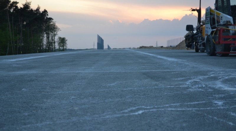 Betonowy fragment drogi S8. Źródło: prezentacja Piotra Smolarczyka 'Układanie dróg betonowych w praktyce