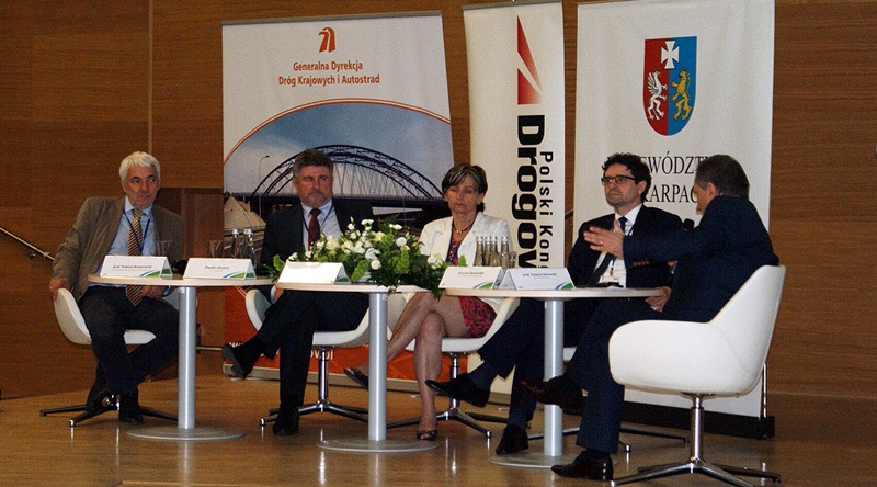 Uczestnicy panelu dyskusyjnego, prowadzonego przez prof. Tomasz Siwowskiego z Politechniki Rzeszowskiej. Fot.PKD
