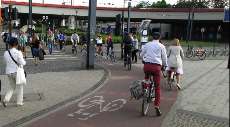 Wzrastający ruch rowerów widać zwłaszcza w miastach. Na zdjeciu: Rondo Mogilskie w Krakowie. Fot. Marcin Hyła Miasta dla Rowerów