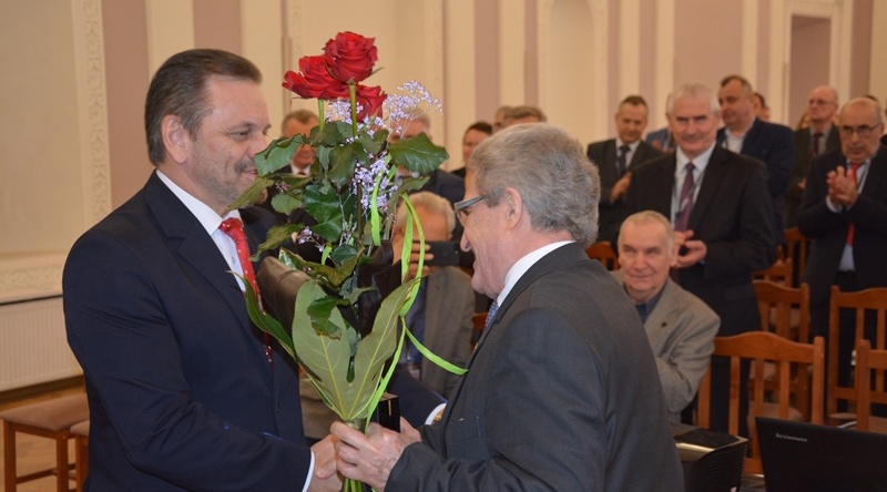 Emerytowanemu zastępcy dyrektora Oddziału GDDKiA gratulacje złożył również obecny szef tej jednostki Mirosław Czech. Fot. PKD
