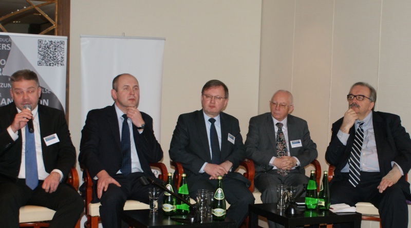 Prezes UZP Jacek Sadowy (drugi od lewej) wziął udział w panelu dyskusyjnym kończącym konferencję 