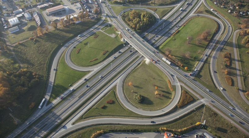 Dzięki środkom z Unii Europejskiej rozpoczęła się w Polsce budowa nowoczesnej sieci drogowej. Na zdjęciu: S7 południowa obwodnica Gdańska. Fot. GDDKiA  Maciej Bejm