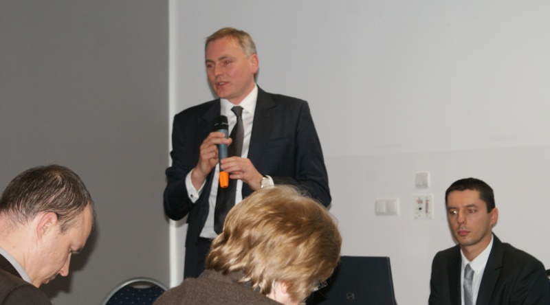 P.o. Generalny Dyrektor Dróg Krajowych i Autostrad Lech Witecki podczas panelu 