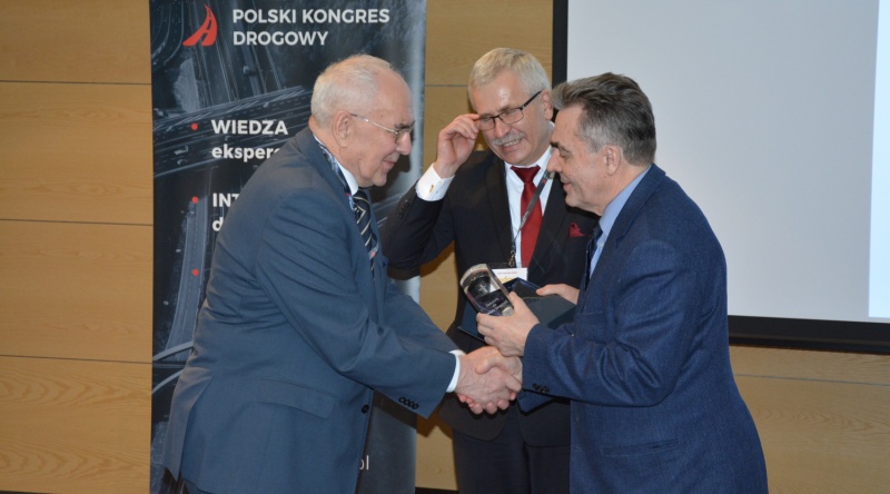 Statuetkę prof. Kukiełce wręczył wiceprezes Zarządu PKD dr inż. Tadeusz Suwara