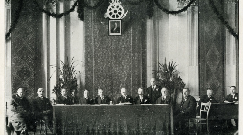 Prezydium pierwszego Polskiego Kongresu Drogowego w 1928 roku. Fot: Muzeum Drogownictwa w Szczucinie