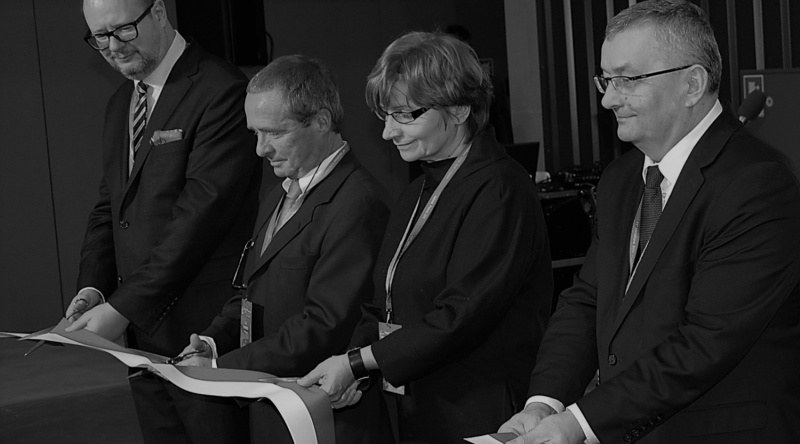 Paweł Adamowicz (pierwszy z lewej) podczas uroczystości otwarcia wystawy towarzyszącej Zimowemu Kongresowi Drogowemu w Gdańsku 20 lutego 2018 r. Fot. PKD