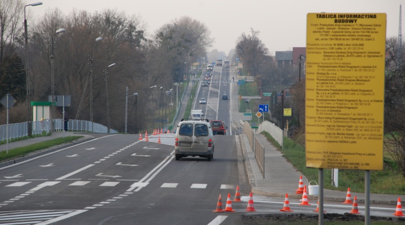 Drogi z szerokimi poboczami będą mogły być przebudowywane na przekrój 2+1. Na zdjęciu: przejcie drogi krajowej nr 17 przez Łopiennik (woj. lubelskie). Fot. GDDKiA O/Lublin