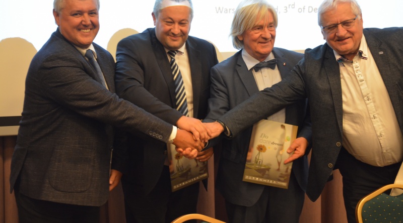 Podpisy pod listem złozyli (od lewej): Jan Sedivy, Jozsef Atilla Szilvai, Zbigniew Kotlarek i Vaclav Neuvirt. fot. PKD